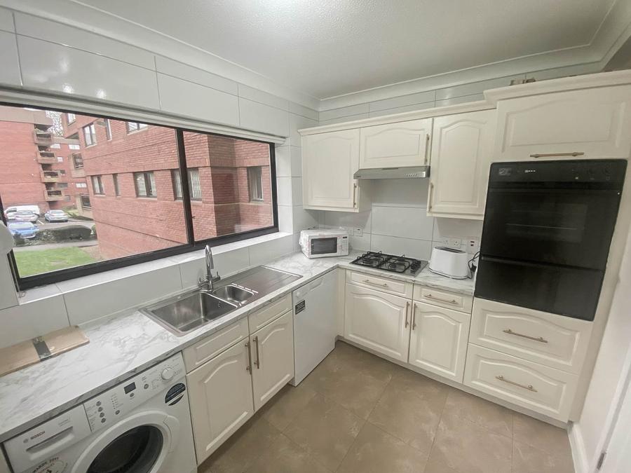 2 bedroom Flat to rent in Spencer Close-view3
