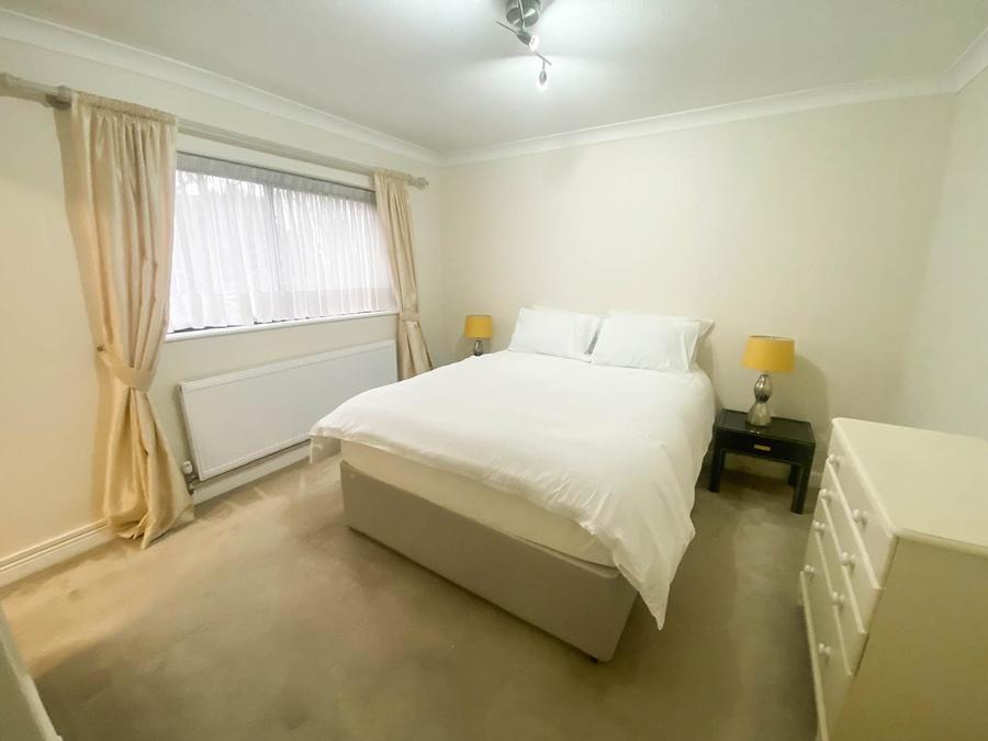 2 bedroom Flat to rent in Spencer Close-view6
