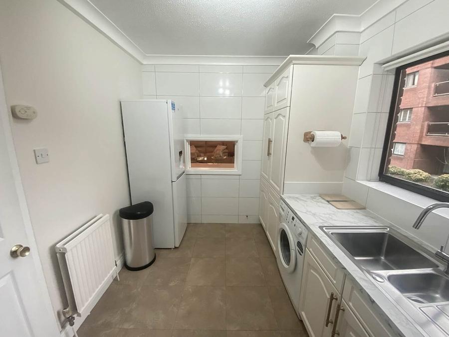 2 bedroom Flat to rent in Spencer Close-view5