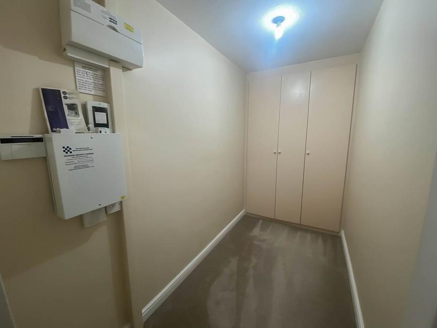 2 bedroom Flat to rent in Spencer Close-view11