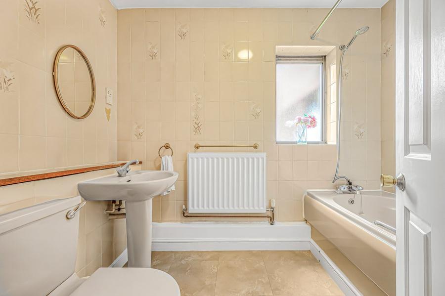 2 bedroom Flat to rent in Spencer Close-view9