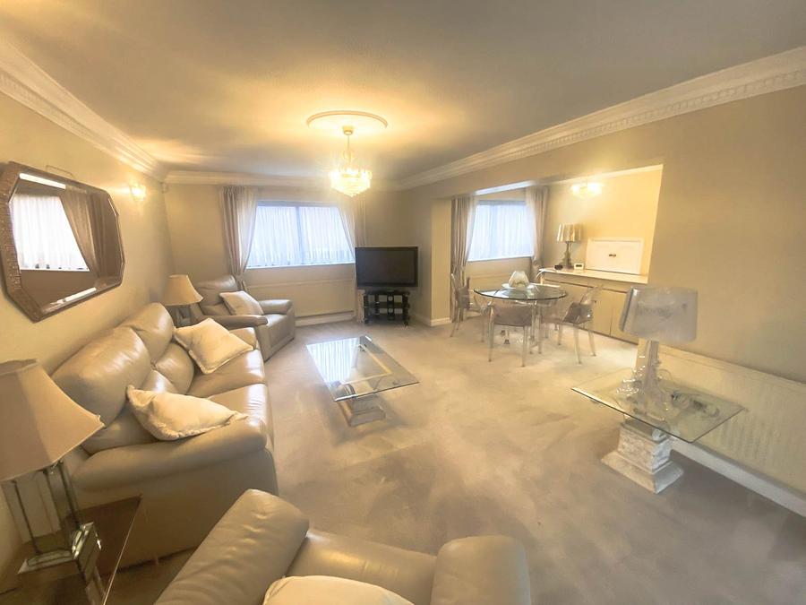 2 bedroom Flat to rent in Spencer Close-view2