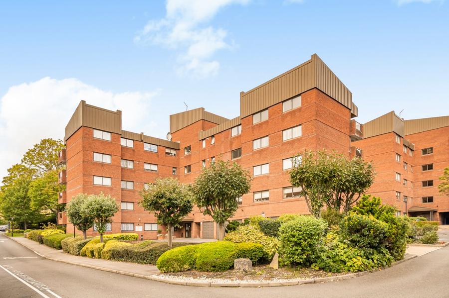 2 bedroom Flat to rent in Spencer Close-view1
