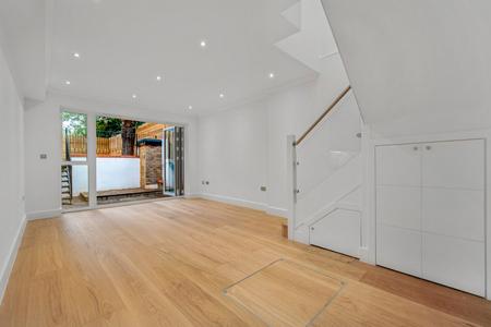 2 bedroom Flat to rent in Chatsworth Road-List1967