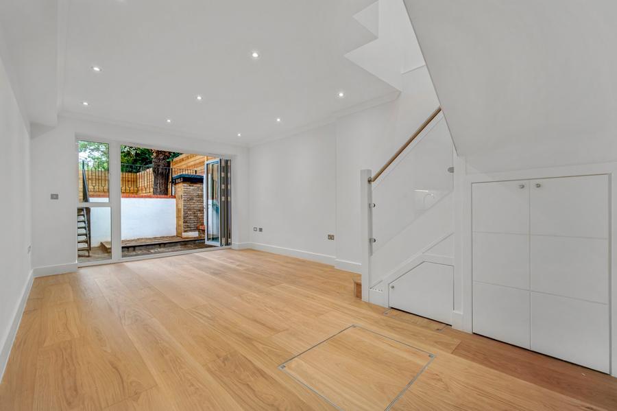 2 bedroom Flat to rent in Chatsworth Road-view1