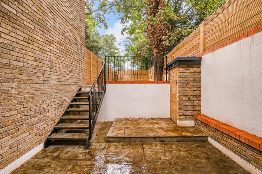2 bedroom Flat to rent in Chatsworth Road-view9