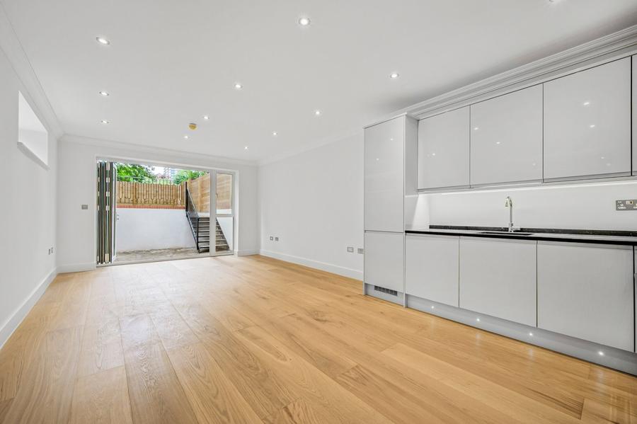 3 bedroom Flat to rent in Chatsworth Road-view2
