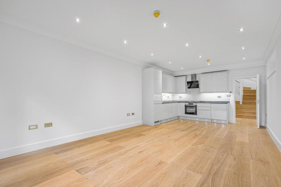 3 bedroom Flat to rent in Chatsworth Road-view4