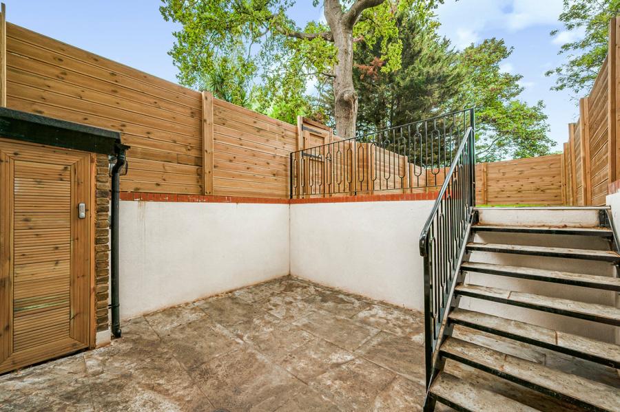 3 bedroom Flat to rent in Chatsworth Road-view14