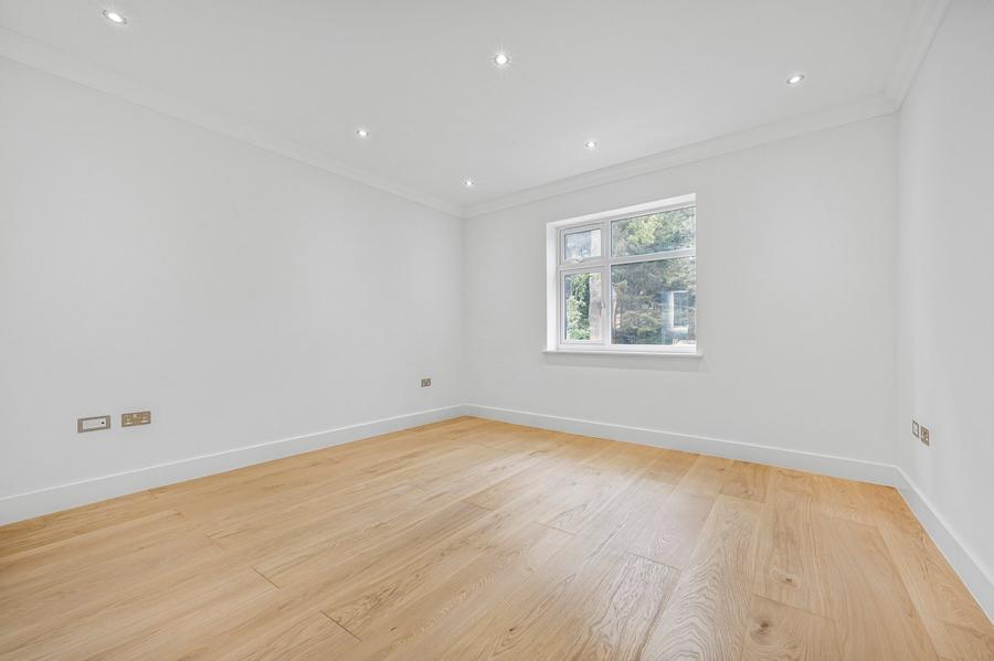 3 bedroom Flat to rent in Chatsworth Road-view8