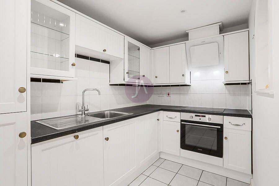 2 bedroom Flat to rent in Rushmore House-view4