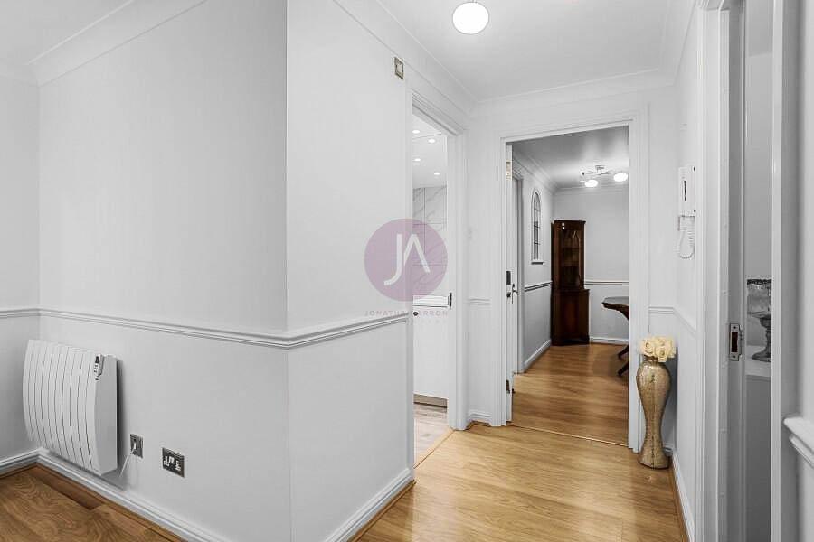 2 bedroom Flat to rent in Rushmore House-view14