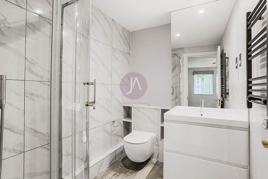 2 bedroom Flat to rent in Rushmore House-view16