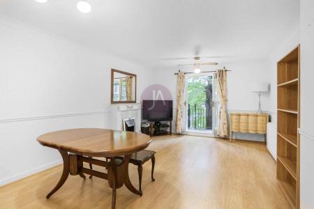 2 bedroom Flat to rent in Rushmore House-List1962