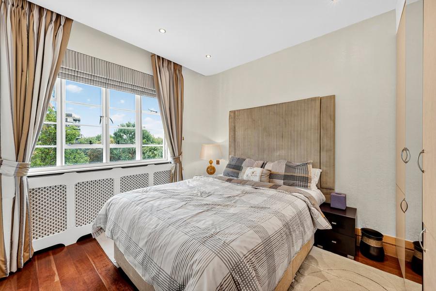 4 bedroom Flat to rent in Stockleigh Hall-view10