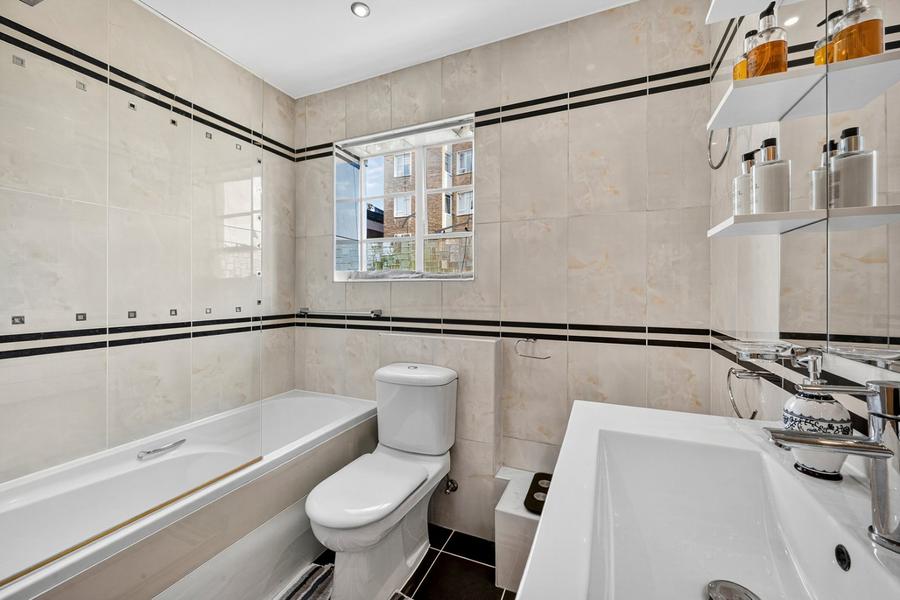 4 bedroom Flat to rent in Stockleigh Hall-view8