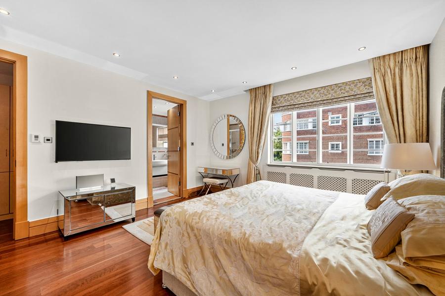 4 bedroom Flat to rent in Stockleigh Hall-view9
