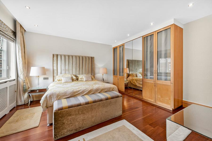 4 bedroom Flat to rent in Stockleigh Hall-view5