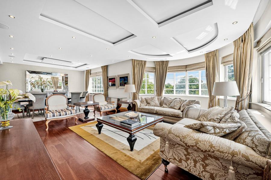 4 bedroom Flat to rent in Stockleigh Hall-view3