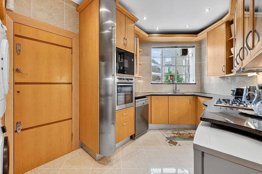 4 bedroom Flat to rent in Stockleigh Hall-view13