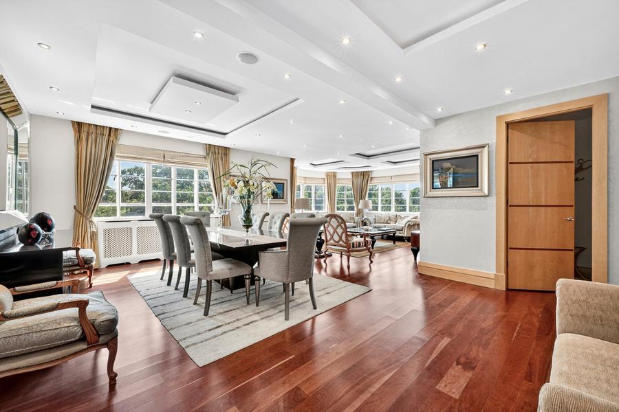 4 bedroom Flat to rent in Stockleigh Hall-view1
