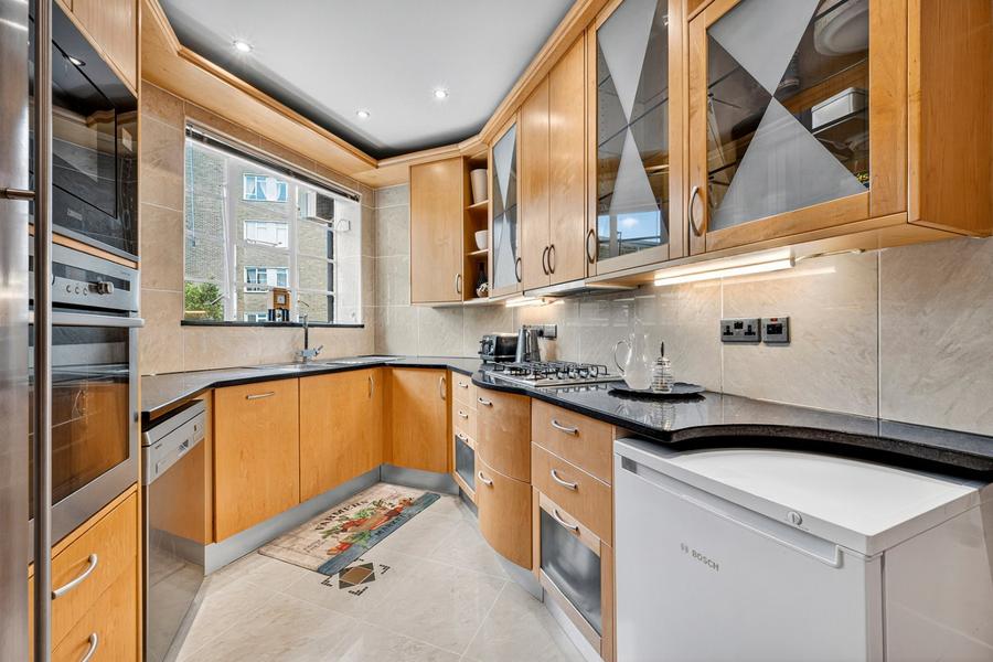 4 bedroom Flat to rent in Stockleigh Hall-view14
