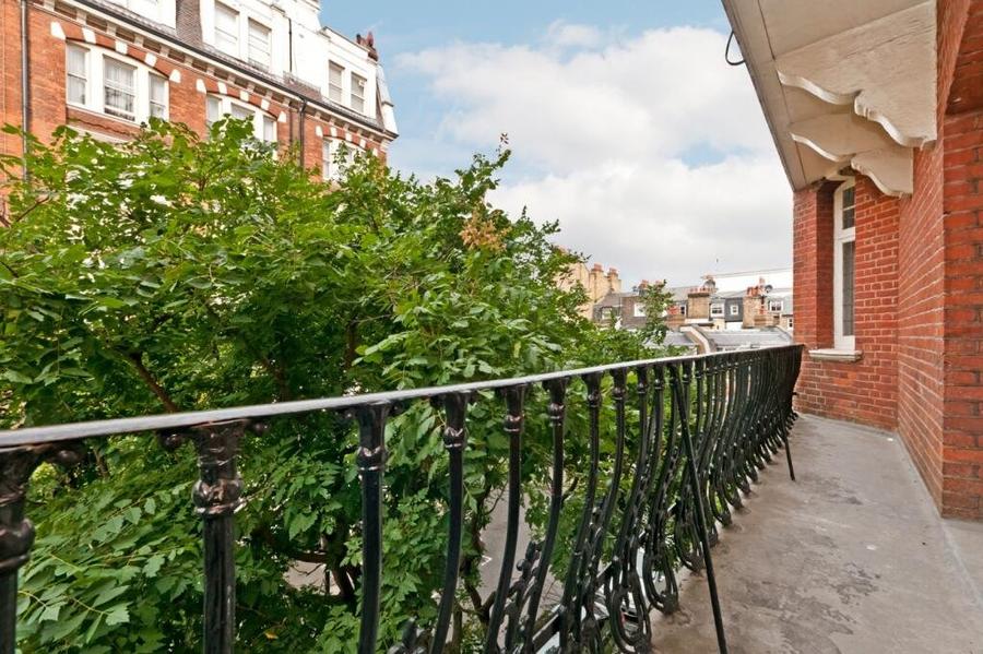 2 bedroom Flat to rent in Sloane Gate Mansions-view6