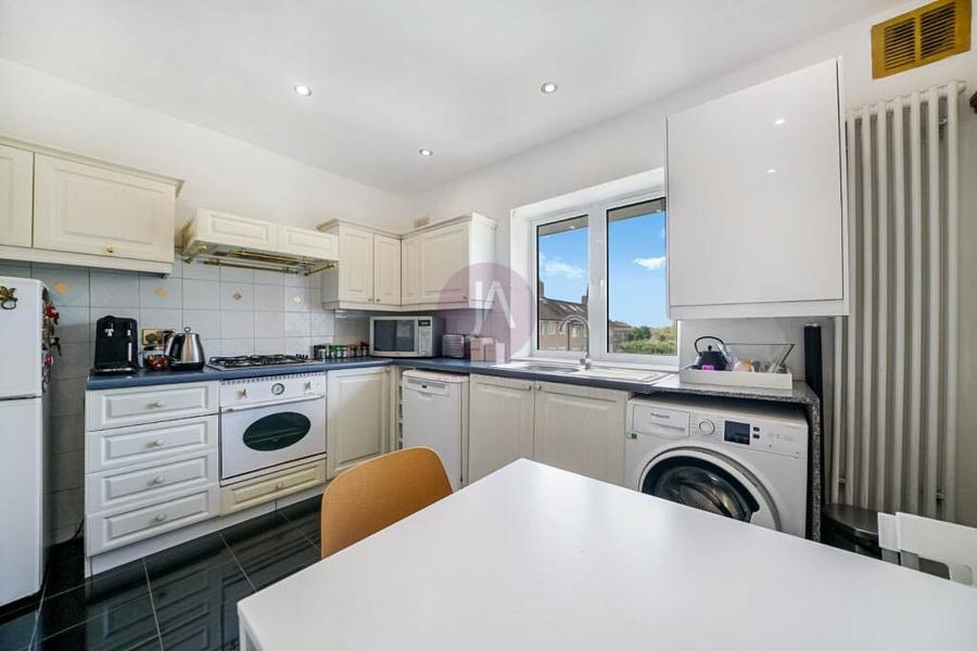 1 bedroom Flat to rent in Verity House-view4