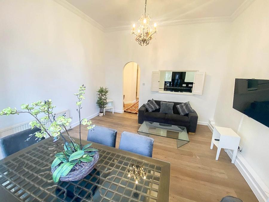 2 bedroom Flat to rent in Longridge Road-view3