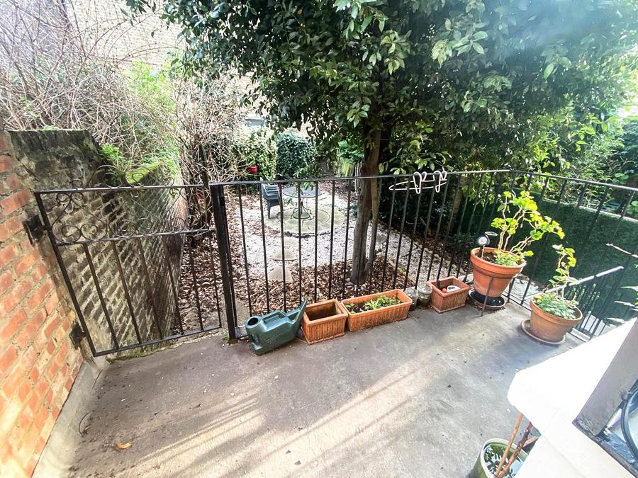 2 bedroom Flat to rent in Longridge Road-view11