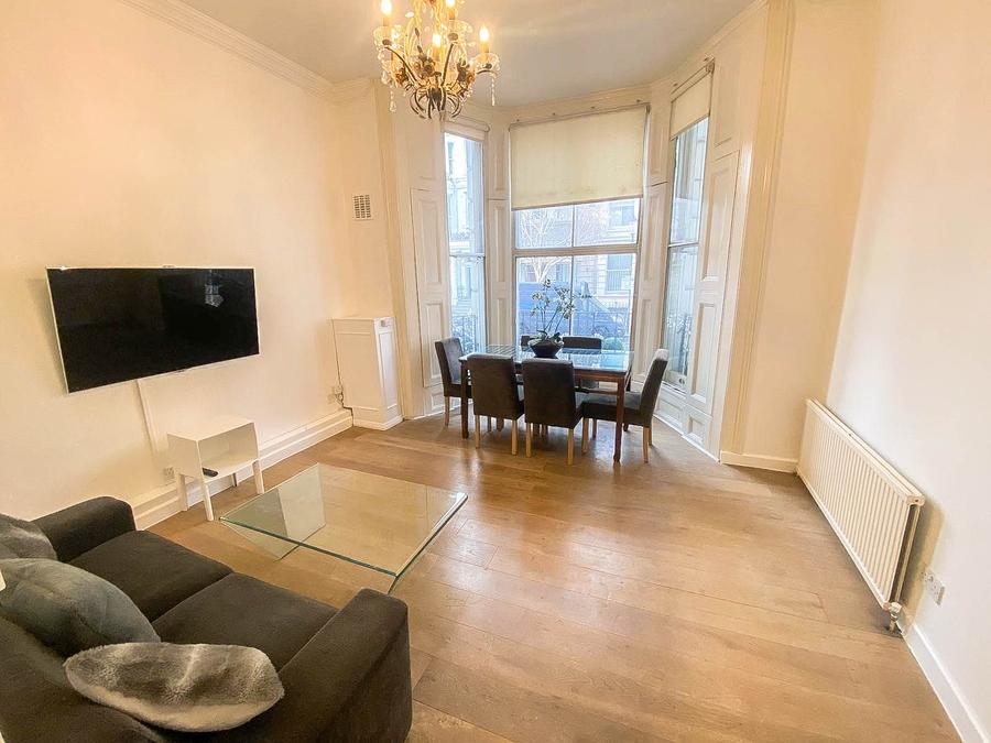 2 bedroom Flat to rent in Longridge Road-view1