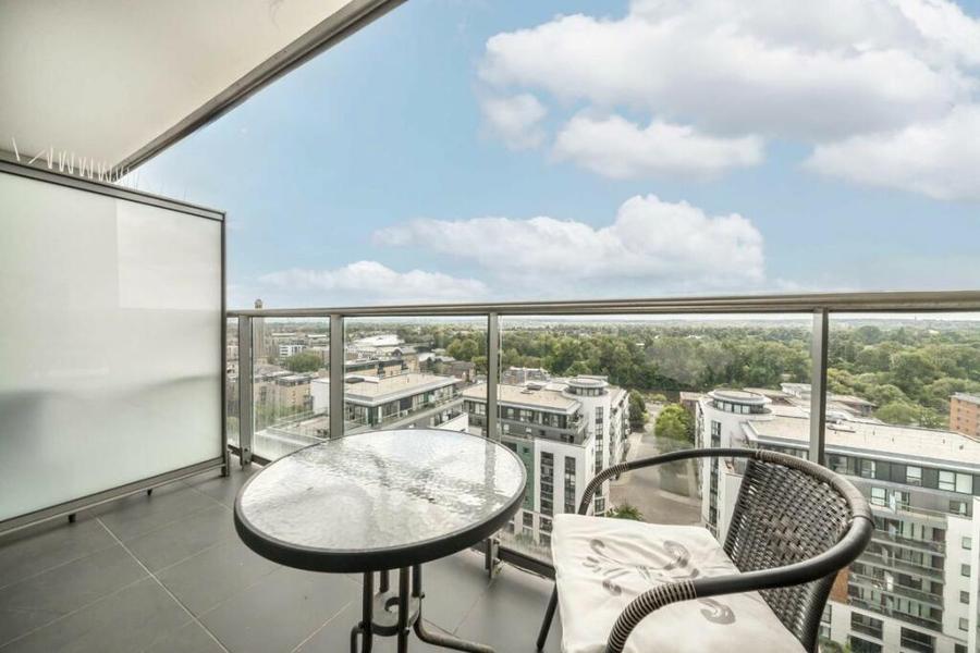 3 bedroom Flat to rent in Pump House Crescent-view4
