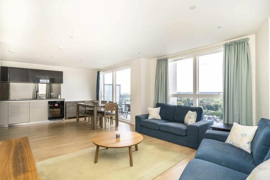 3 bedroom Flat to rent in Pump House Crescent-view2