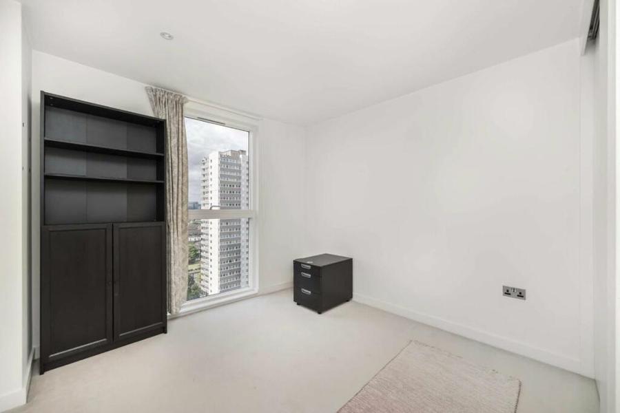 3 bedroom Flat to rent in Pump House Crescent-view6