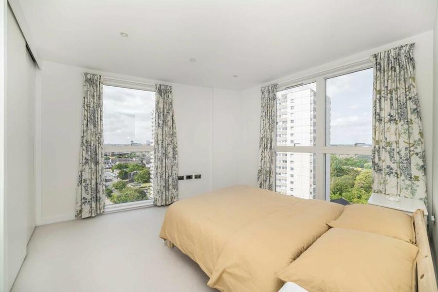 3 bedroom Flat to rent in Pump House Crescent-view5