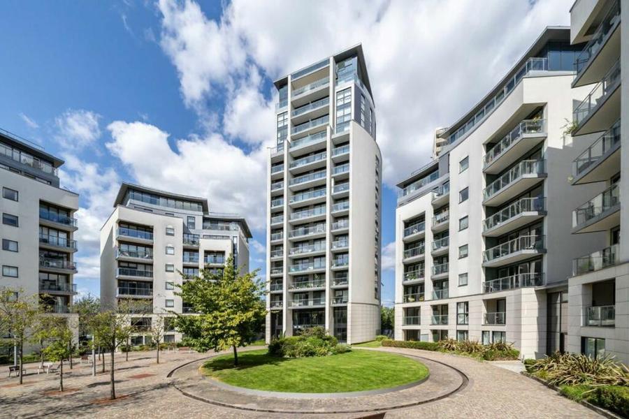 3 bedroom Flat to rent in Pump House Crescent-view1