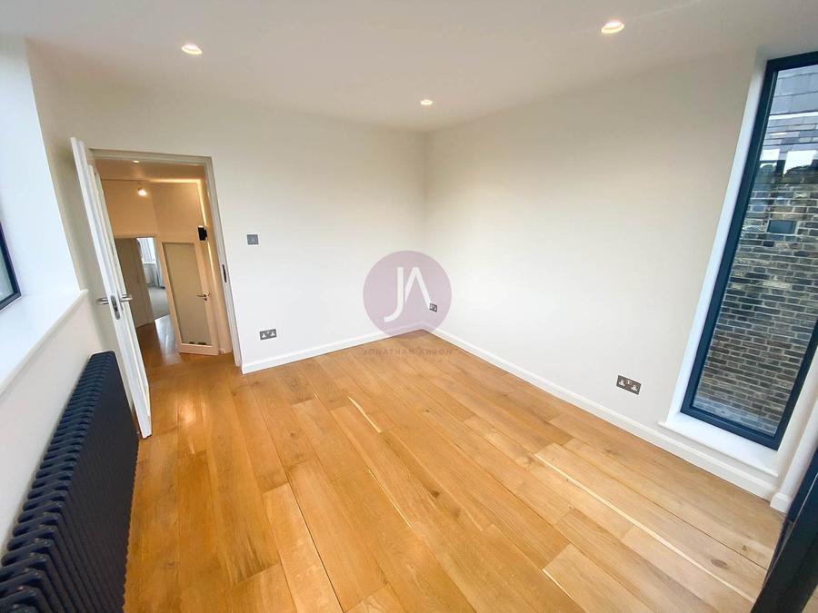 2 bedroom Flat to rent in Bisham Gardens-view3