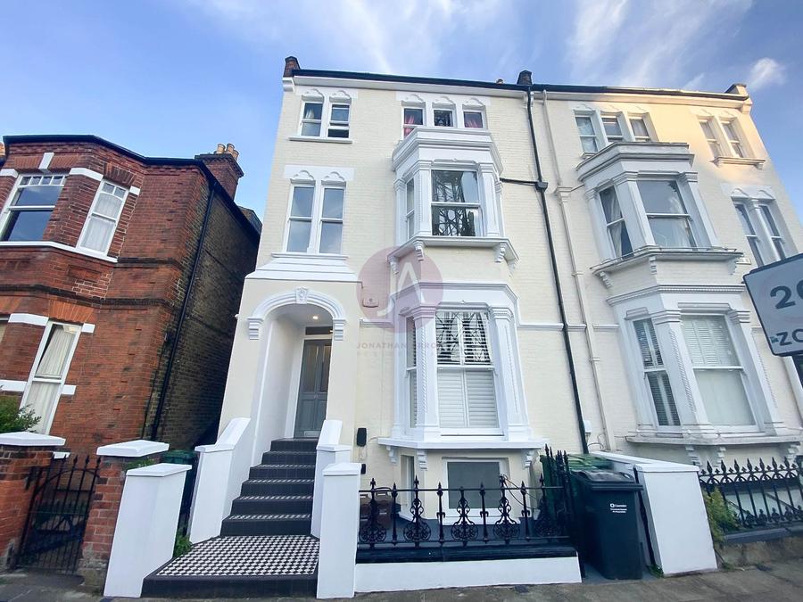 2 bedroom Flat to rent in Bisham Gardens-view1