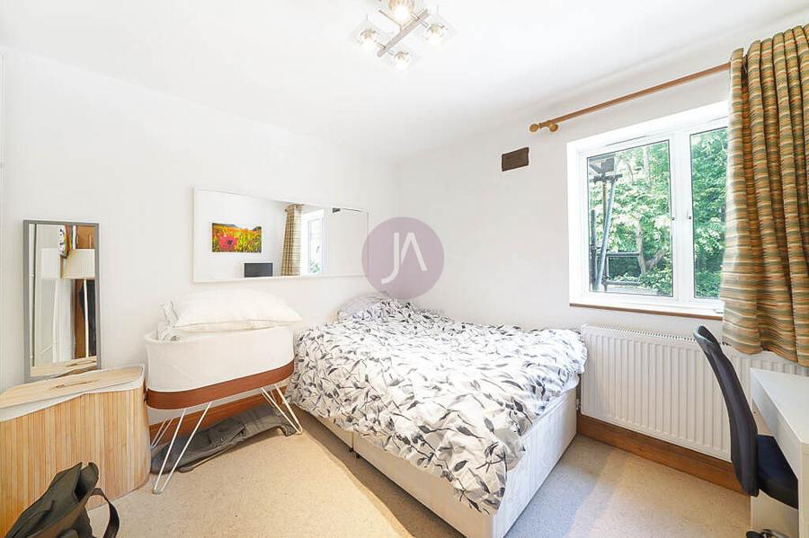 2 bedroom Flat to rent in Bradman House-view5