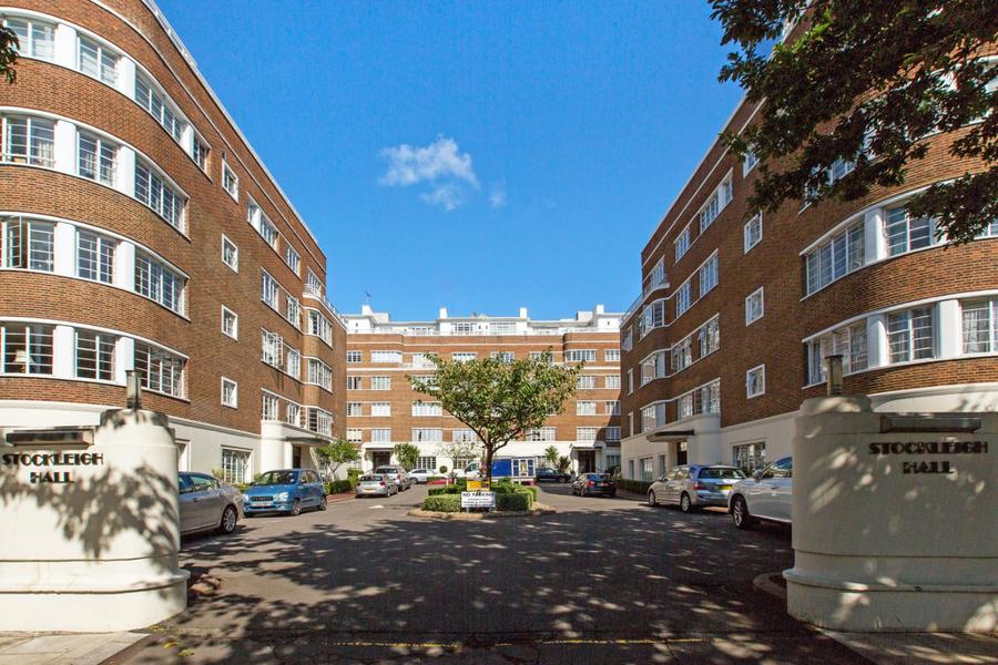 3 bedroom Flat to rent in Stockleigh Hall-view1