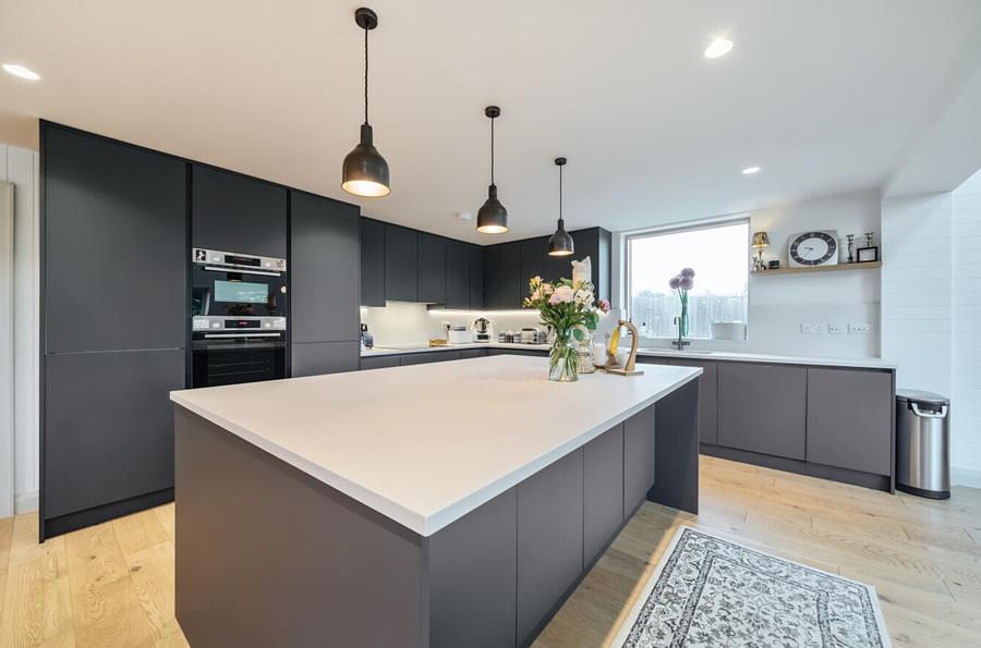 4 bedroom House to rent in Church Road-view9