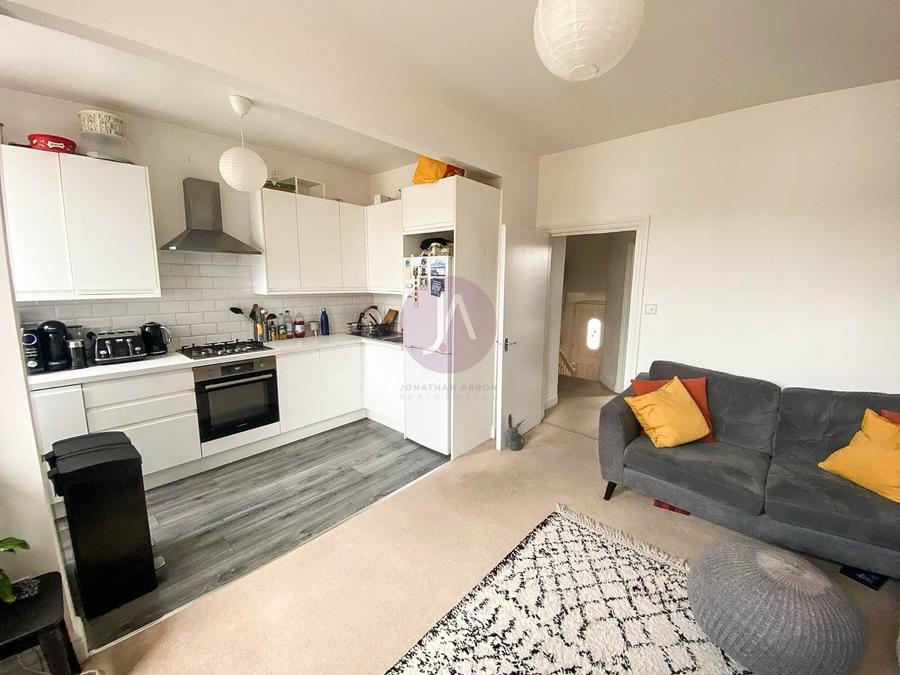 2 bedroom Flat to rent in Streatley Road-view2
