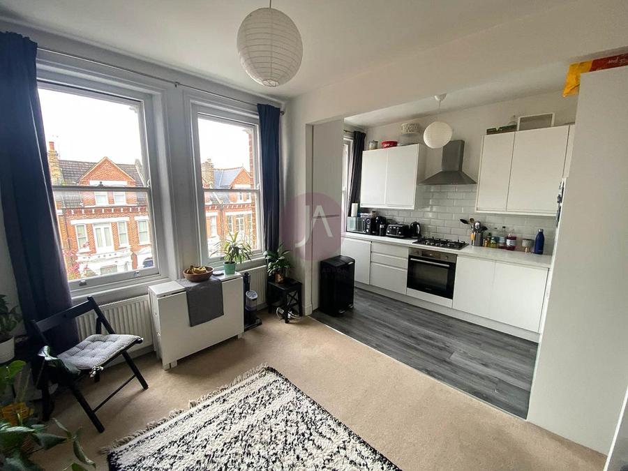 2 bedroom Flat to rent in Streatley Road-view4