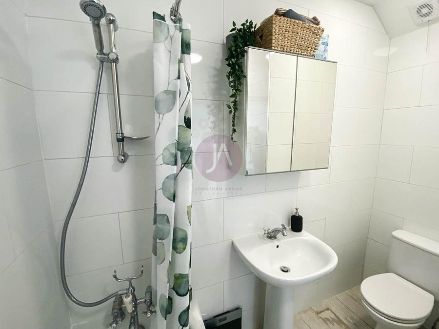2 bedroom Flat to rent in Streatley Road-view8