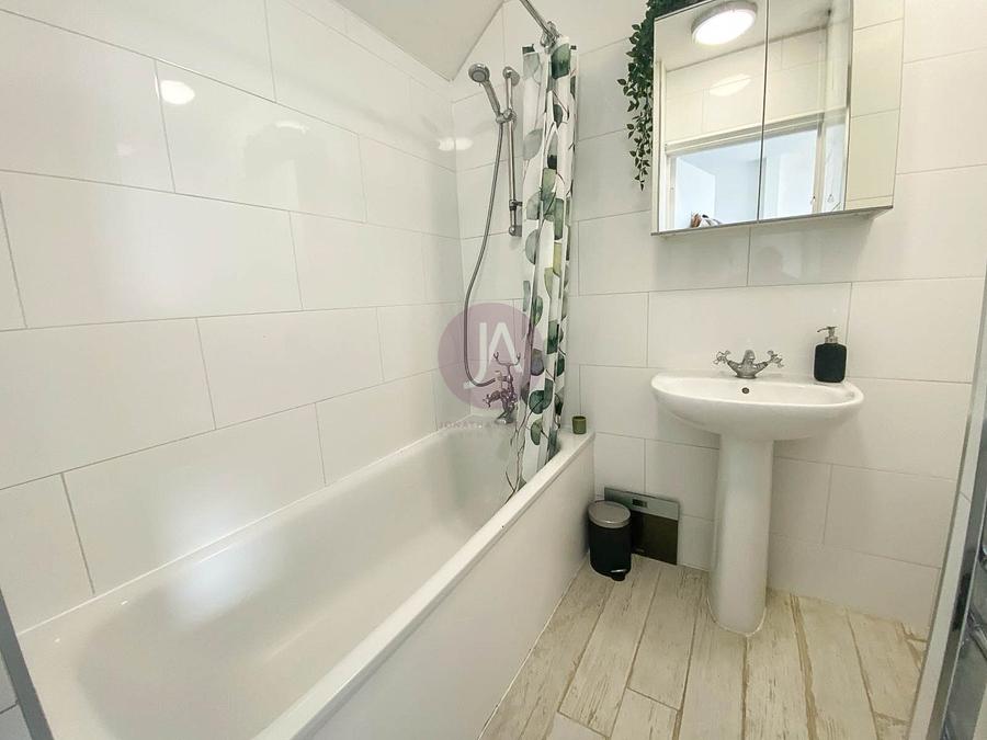 2 bedroom Flat to rent in Streatley Road-view7