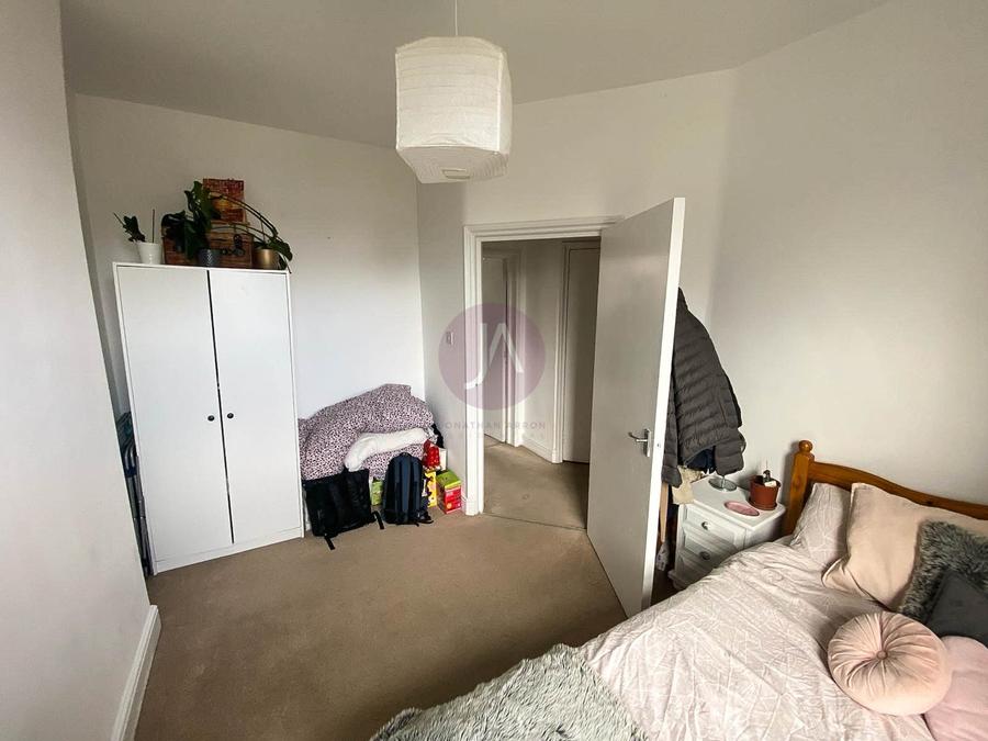 2 bedroom Flat to rent in Streatley Road-view14