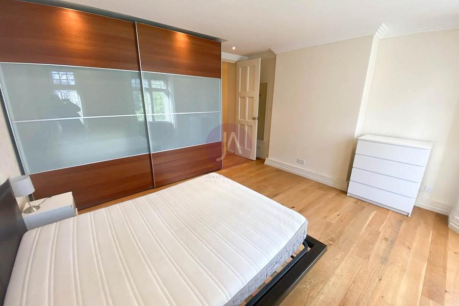 3 bedroom Flat to rent in Abbey Court-view9