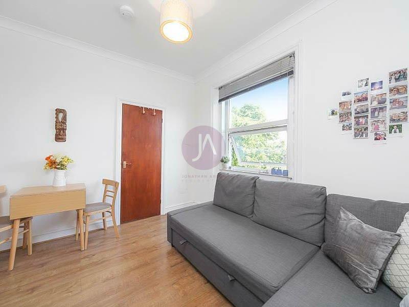 Flat to rent in West End Lane-view2