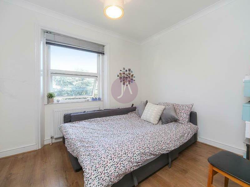 Flat to rent in West End Lane-view7