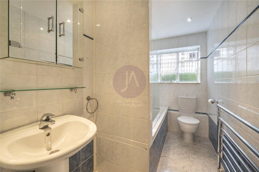 2 bedroom Flat to rent in Stockleigh Hall-view5